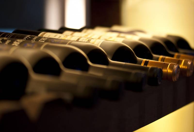 Quels types de vins blancs secs servir avec une bouillabaisse traditionnelle de la mer Méditerranée selon un sommelier professionnel à Carqueiranne ?