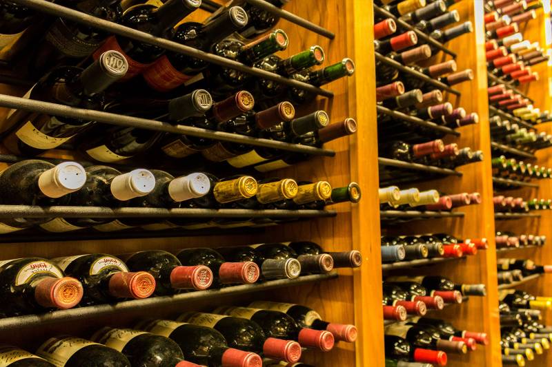 Quel champagne privilégier pour un repas festif à Toulon selon les conseils d'un expert en vieillissement de vins de garde ?