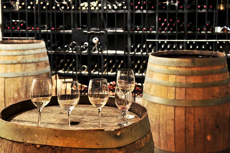 Comment marier les produits de la mer à Toulon avec des vins blancs secs conservés en cave pour une dégustation optimale ?
